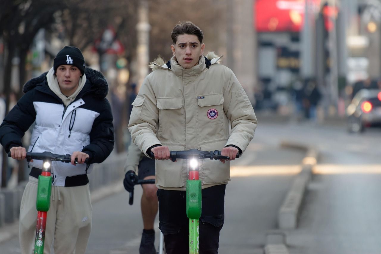 2 Jungs auf dem E-Scooter