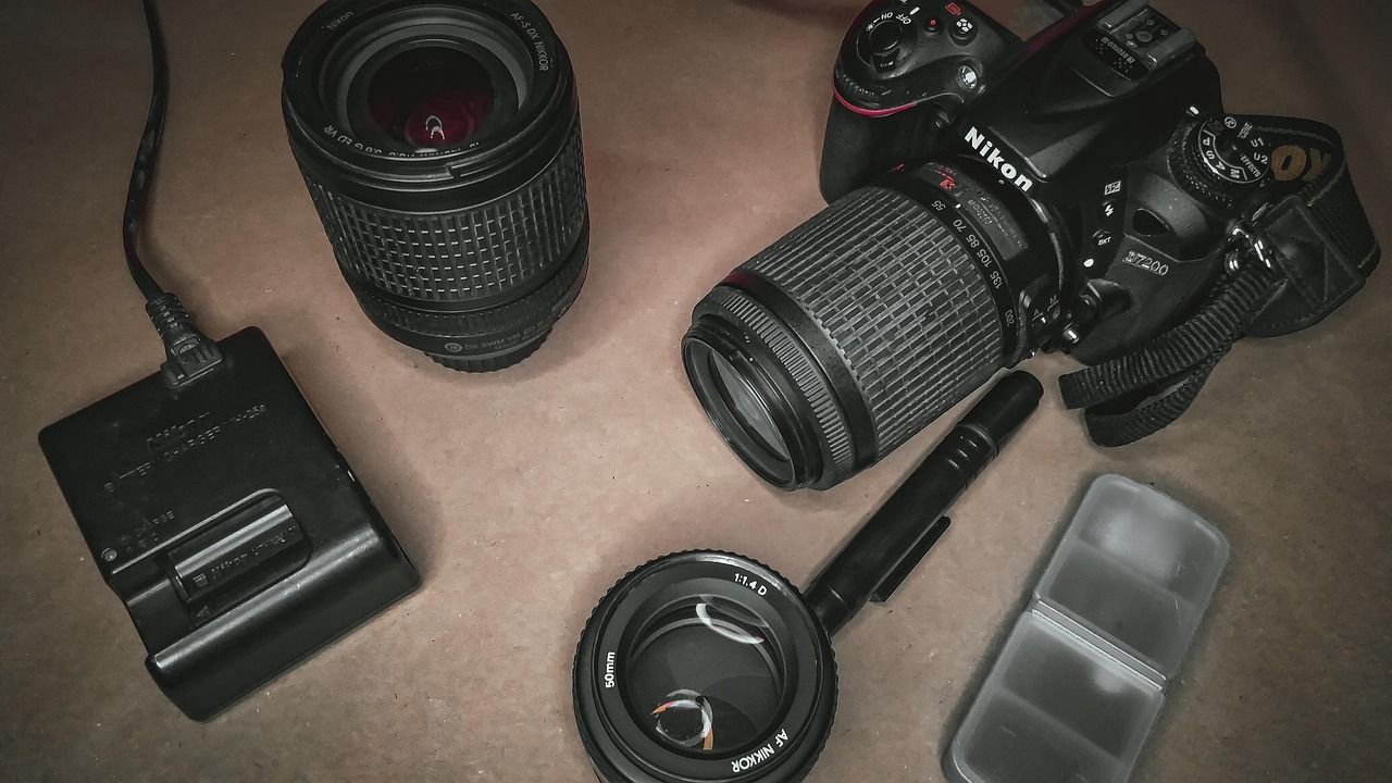 Kameraausrüs mit vielen Gegenständen