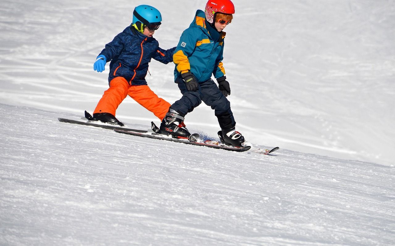 Ski fahrende Kinder
