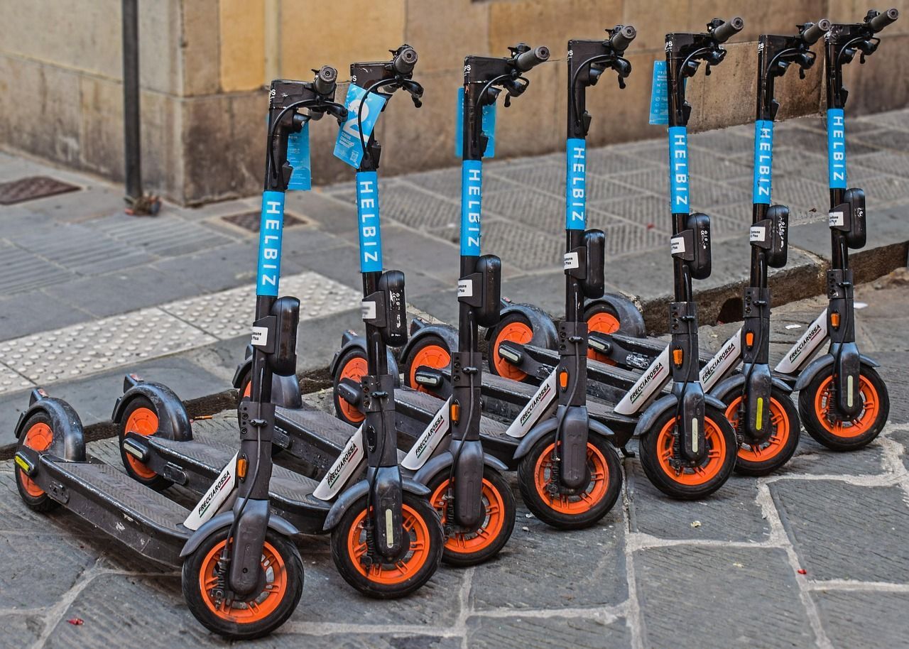 Mehrere E-Scooter ebeninanderen