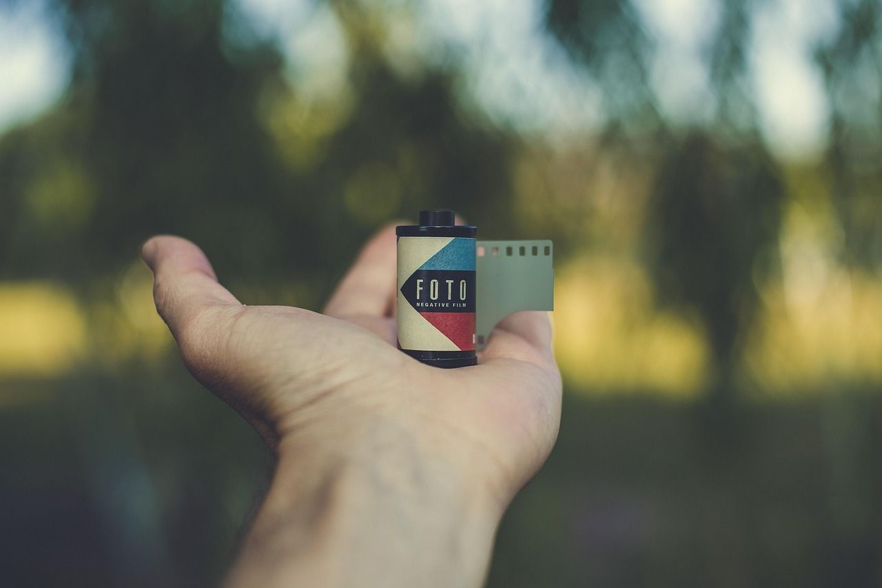 Filmrolle auf der Hand