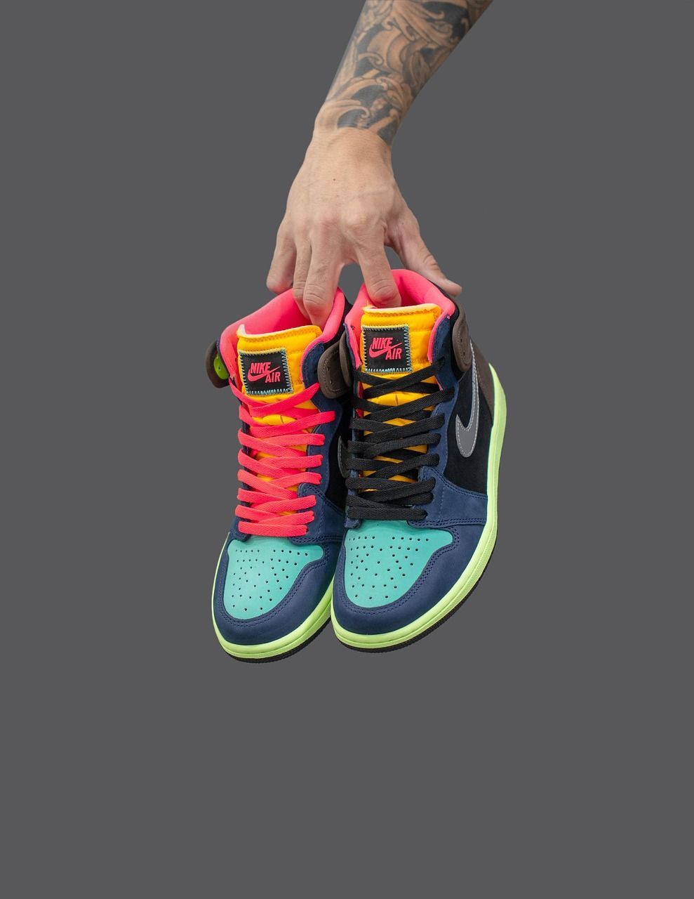 Ein Auto, dass sich dynamisch in einem Tunnel fortbewegt.