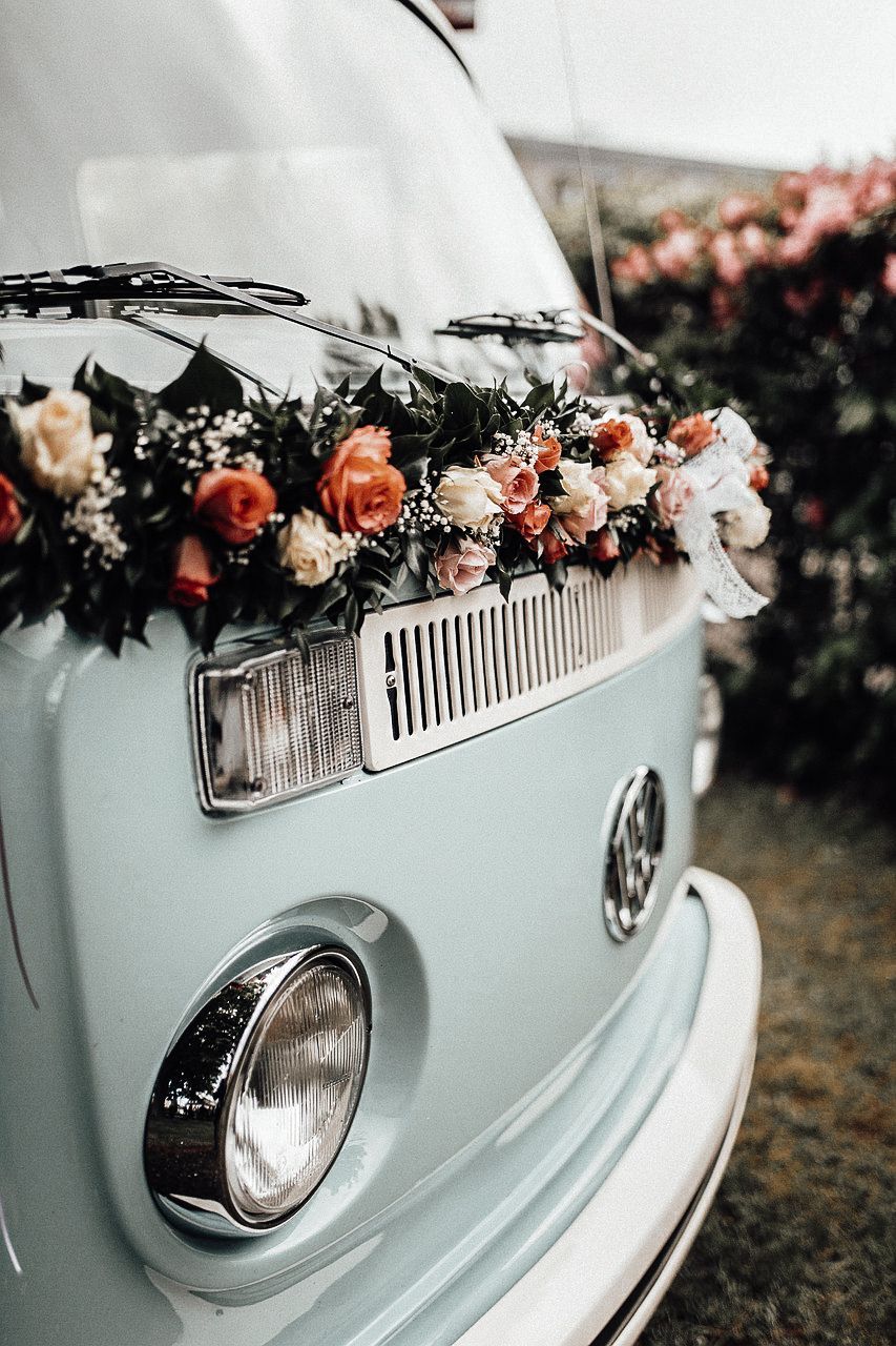 Oldtimer mit Hochzeitsschmuck