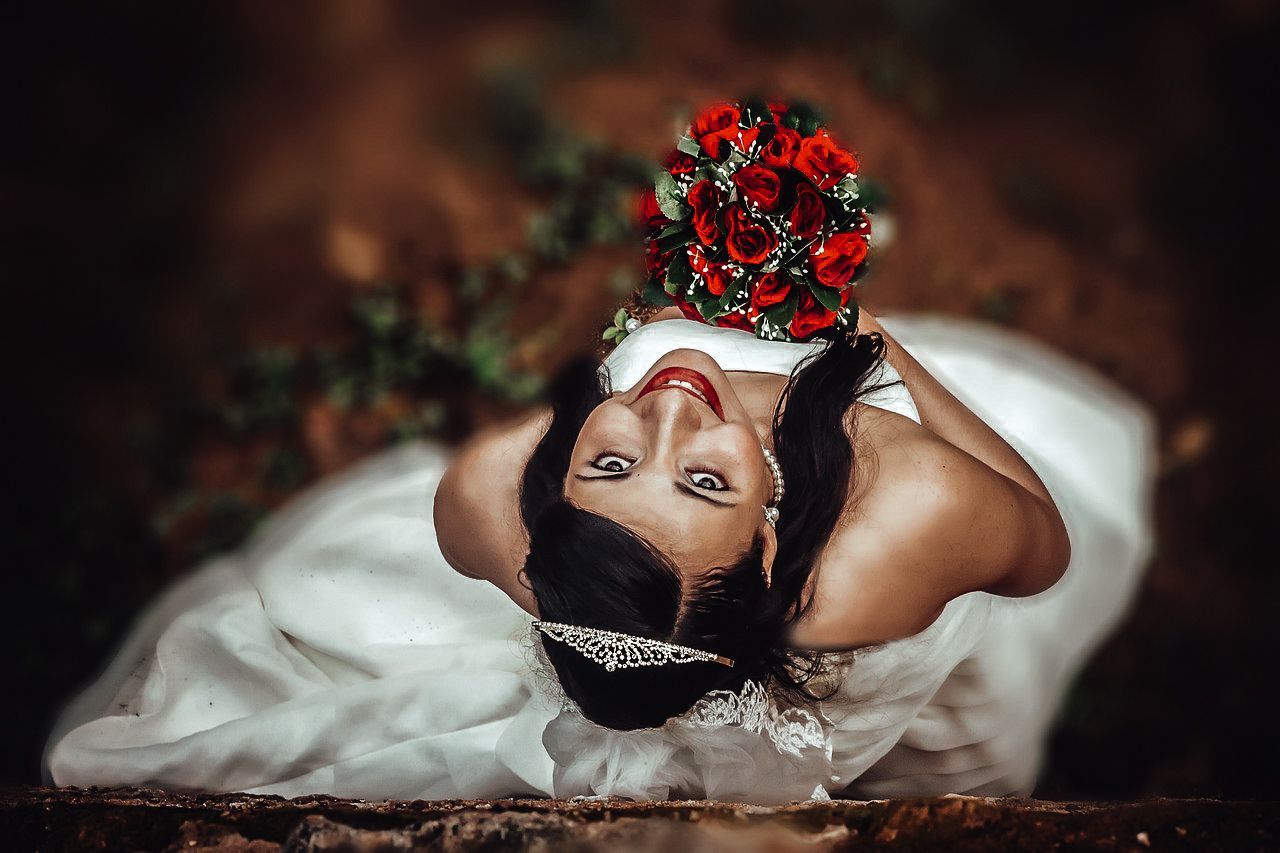 Braut mit Rosenstrauß von oben