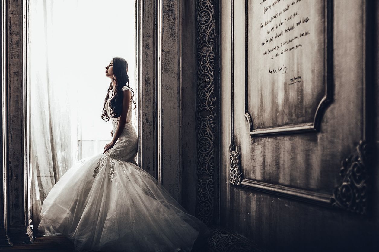 Braut vor dem Fenster