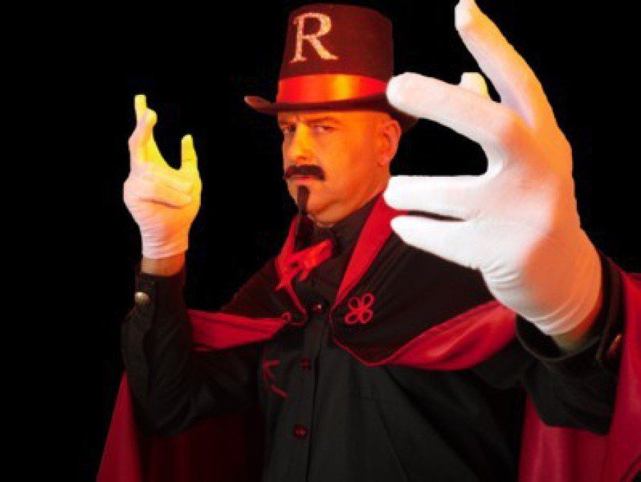 Un Spectacle de magie avec une animation clownesque destiné aux particuliers pour les anniversaires à un tarif raisonnable près de Montpellier. Un Spectacle avec un magicien et un clown à domicile destiné aux particuliers près de Montpellier.