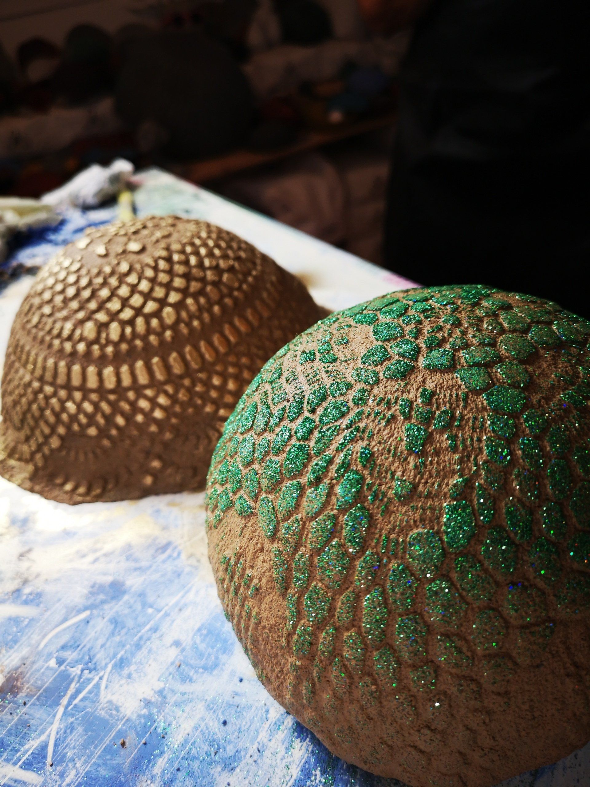 Knetbeton Evolution, Knetbeton, kneten, Knetmasse, bunt, farbiger Beton, Kunst, kreativ, DIY, Geschenkideen, anmalen, gestalten, Schale, Häkeldeckchen, Abdruck, gold, glitzer, grün