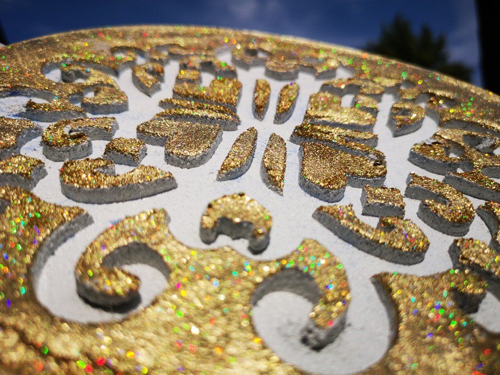 Knetbeton Evolution, Knetbeton, kneten, Knetmasse, bunt, farbiger Beton, Kunst, kreativ, DIY, Geschenkideen, anmalen, gestalten, Scheibe, Abdruck, gold, glitzer