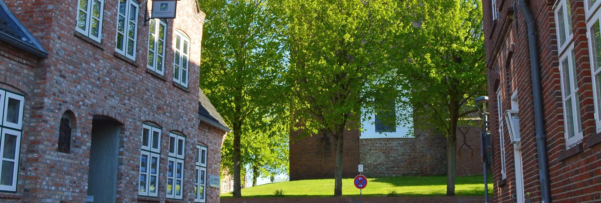 Blick aus der Fischerstraße in Richtung Kirche im Frühjahr.