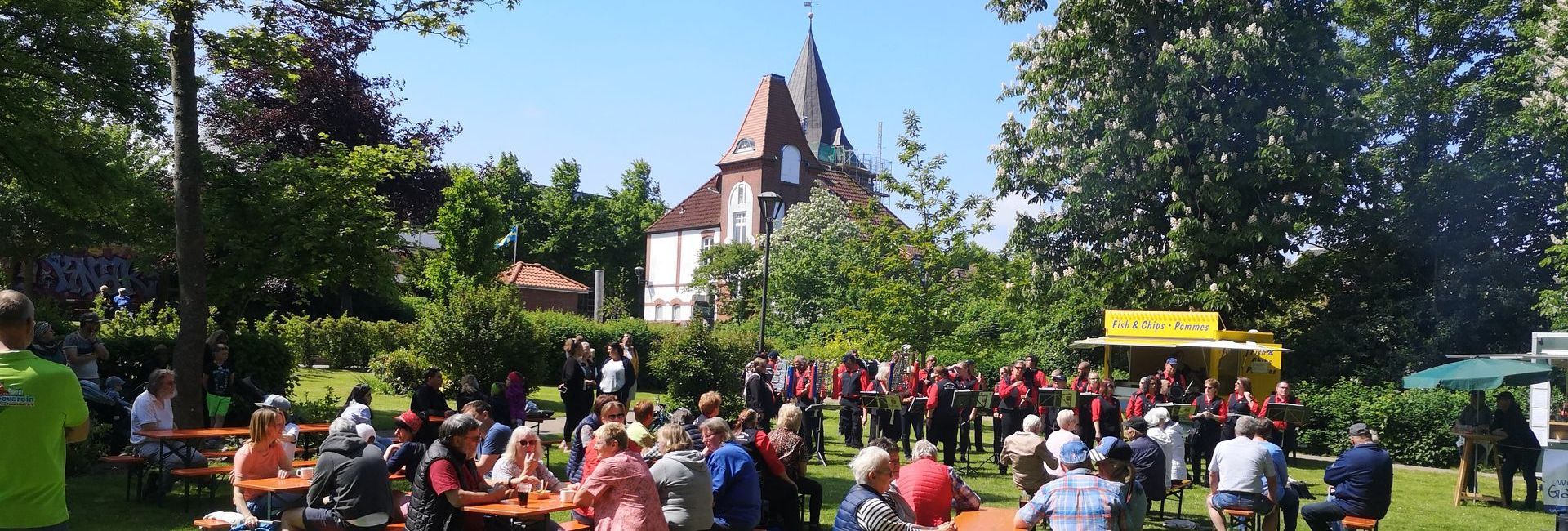 Pfingstjubel 2023, das Bild zeigt feiernde Menschen im Stadtpark.