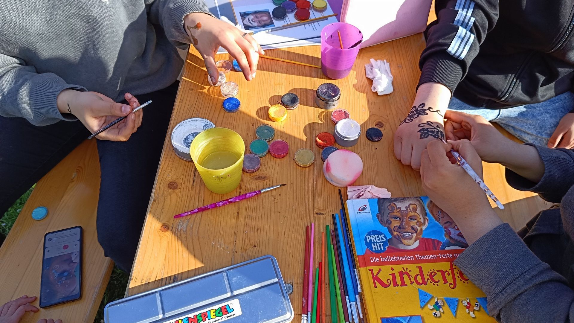 Ferien-Frei-Zeit 2026 Anmeldung ab jetzt - Foto mit malenden Kindern