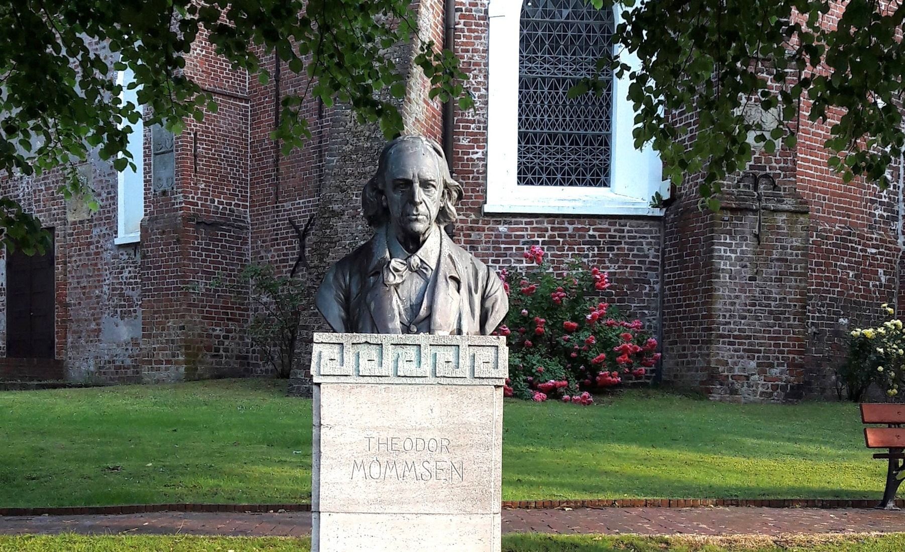 Mommsen Denkmal vor der Kirche St. Christian