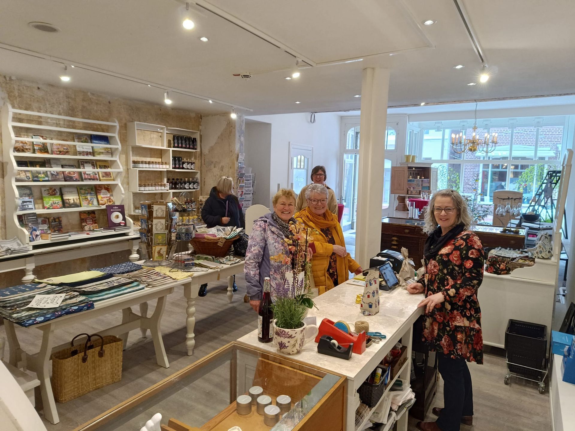 Bild: Anja Wienecke, Kunden und Mitarbeiterinnen im Laden. Link zum Artikel über das Friedrichs