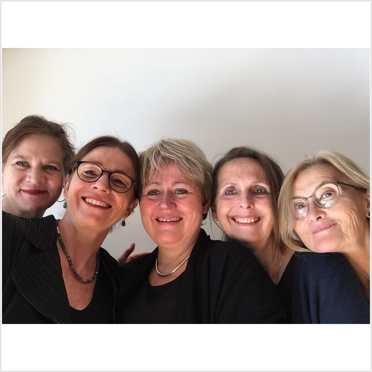 Svea Schildknecht (Sopran), Annette Winker (Fagott), Elisabeth Stäblein-Beinlich (Klavier), Hanna Schüly (Saxofon u.a.), Mia Schmidt (Komposition) Svea Schildknecht (Sopran), Annette Winker (Fagott), Elisabeth Stäblein-Beinlich (Klavier), Hanna Schüly (Saxofon u.a.), Mia Schmidt (Komposition)