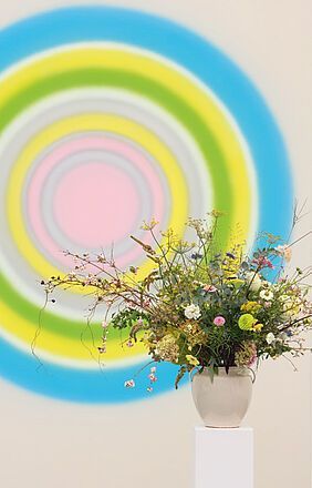 Florale Interpretation von Heidi Huber, Frauenfeld,
zum Werk von Ugo Rondinone (*1964),
viertermaineunzehnhundertzweiundneunzig, 1992
Foto: David Aebi, Bern
Kunstfahrt 2024, GEDOK Freiburg