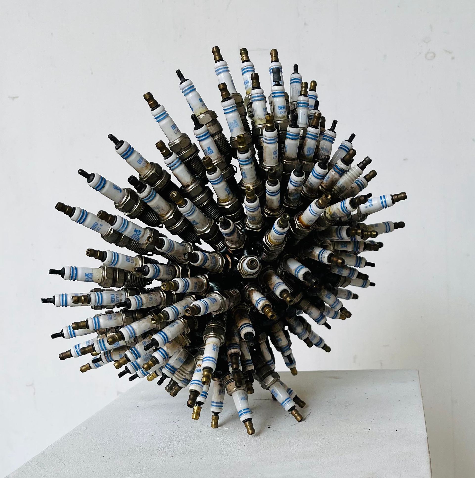 Sabine C. Herrschaft. Objekte Rund 3, 2016, Zündkerzen verschweißt. Sabine C. Herrschaft. Objekte
Rund 3, 2016, Zündkerzen verschweißt.