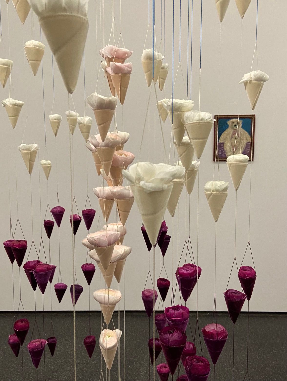 Bertram Schochs «Eisbären», floristisch umgesetzt von der Meisterflorístín Simone Serra-Helblíng, 2024. Bertram Schochs «Eisbären», floristisch umgesetzt von der Meisterflorístín Simone Serra-Helblíng, 2024.