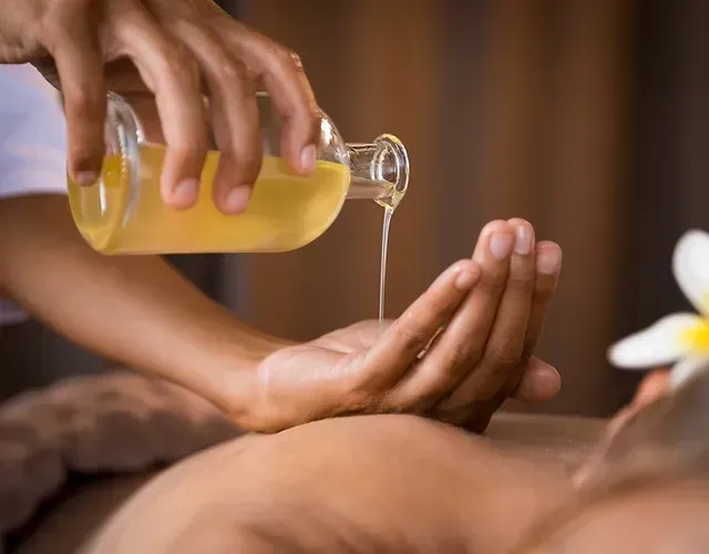 Snehana, oleazione, ayurveda