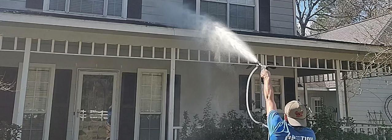soft washing hardy plank siding to remove dirt and algae in Magnolia TX