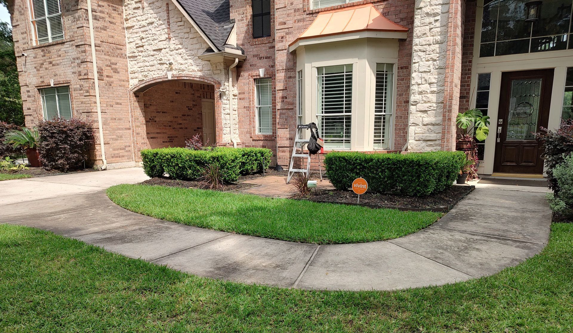 Pressure washing dirty sidewalk in Magnolia TX