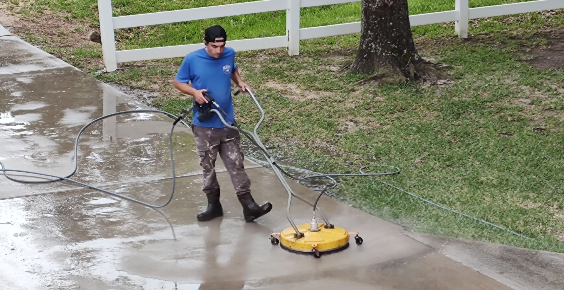 Pressure Washing Driveway in Magnolia, TX