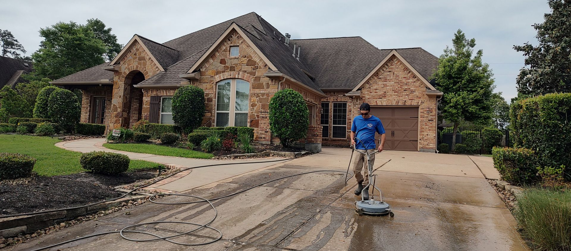 Pressure washing driveway in Magnolia Texas