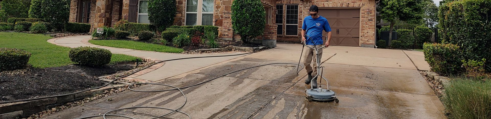 Pressure washing driveway in Magnolia Texas