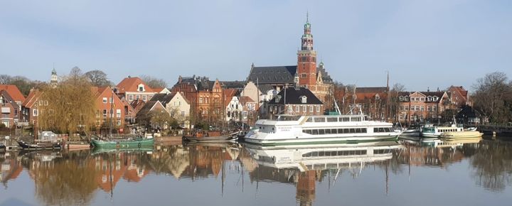 Rathaus Hafen Museumshafen Ausflugsschiff Warsteiner Admiral in Leer Ostfriesland