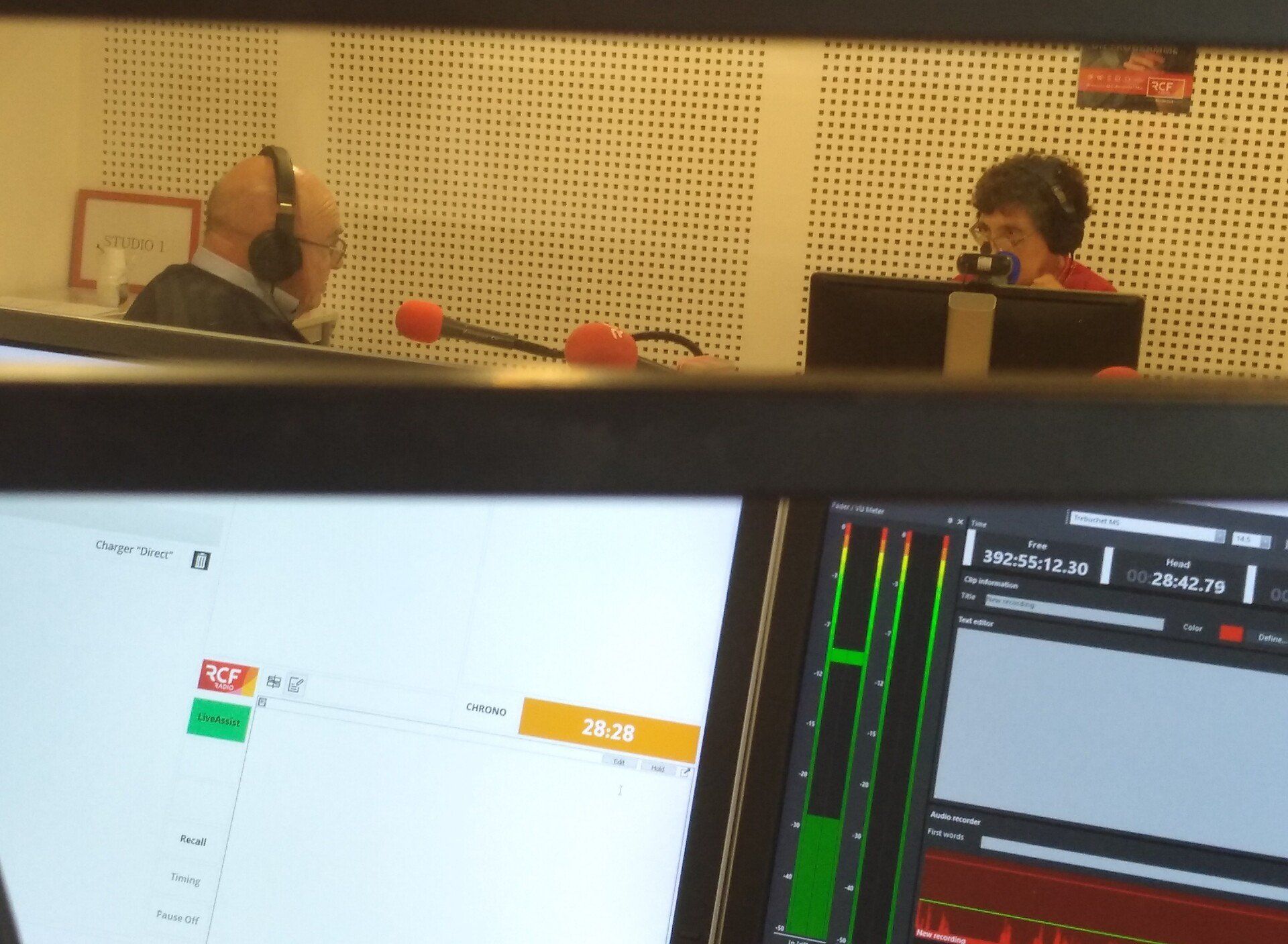 Alain Dagron et Françoise Ladouès dans les studios de RCF Bordeaux lors d'une séance d'enregistrement de l'émission Par un autre chemin Alain Dagron et Françoise Ladouès dans les studios de la radio RCF Bordeaux