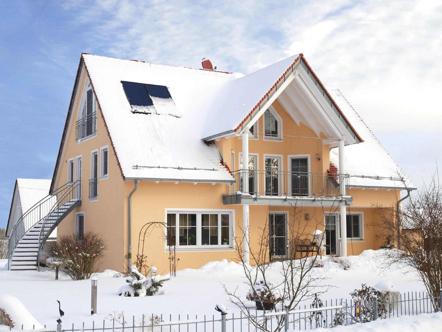 Immobilienfotografie Außenansicht Einfamilienhaus im Winter Immobilienfotografie Außenansicht Einfamilienhaus im Winter