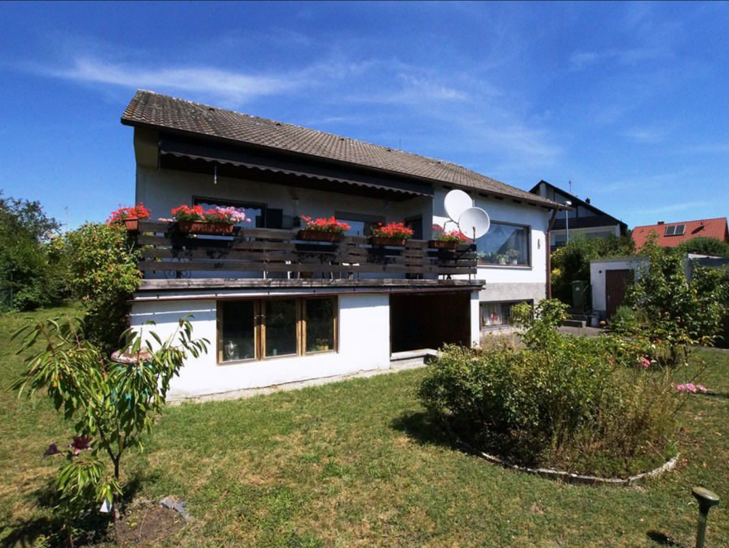 Immobilienfotografie Außenansicht Einfamilienhaus mit Garten Immobilienfotografie Außenansicht Einfamilienhaus mit Garten