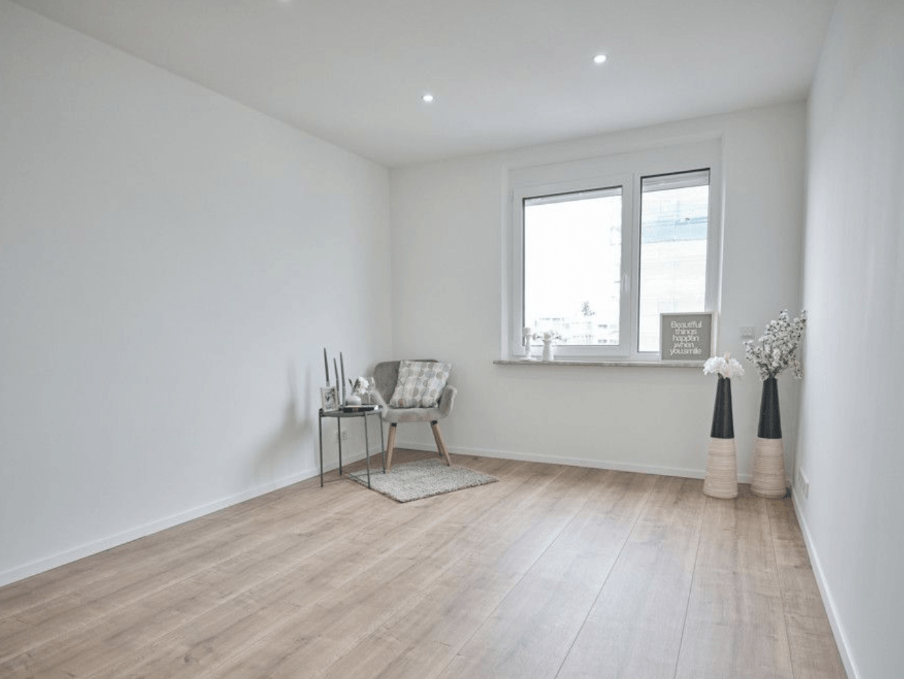 Immobilienfotografie Weitwinkelaufnahme Raum minimalistisch Immobilienfotografie Weitwinkelaufnahme Raum minimalistisch