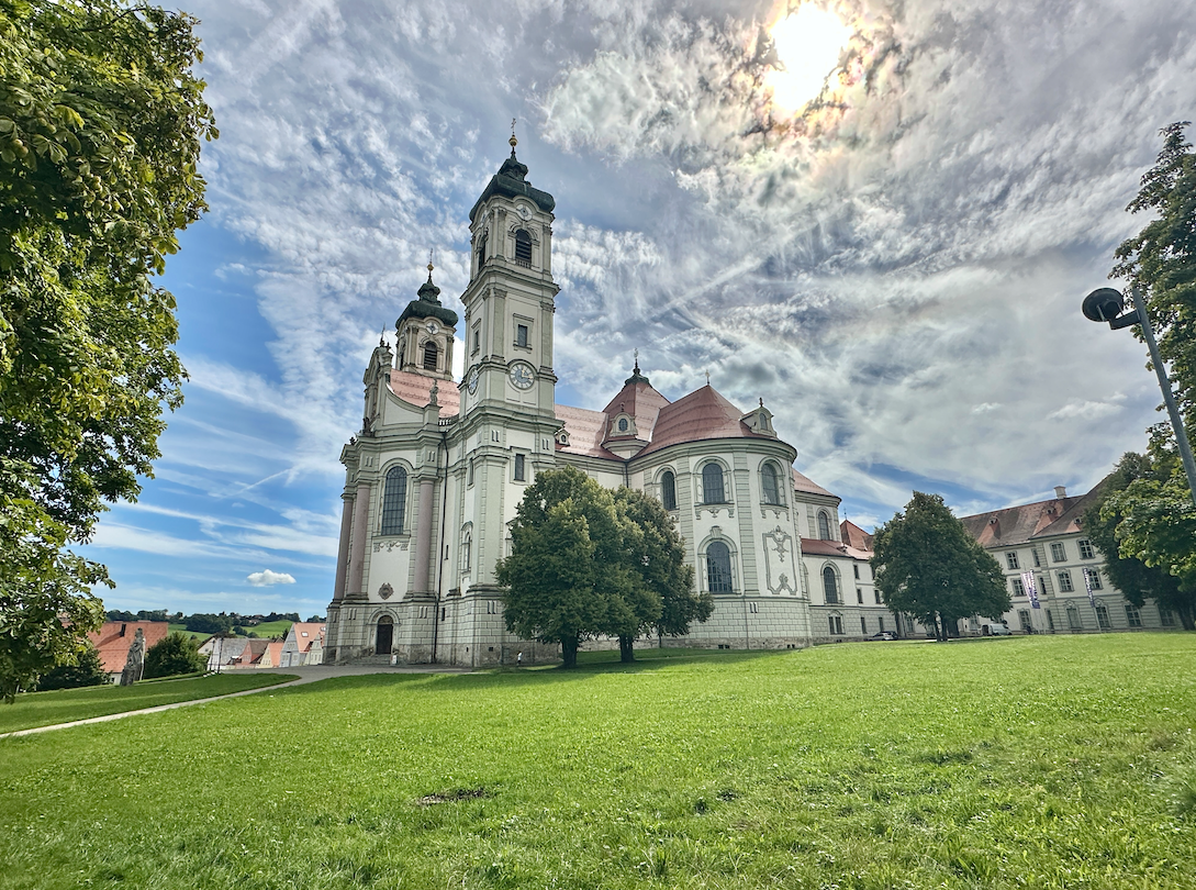 Marktplatz in Ottobeuren mit Basilika Marktplatz in Ottobeuren mit Basilika