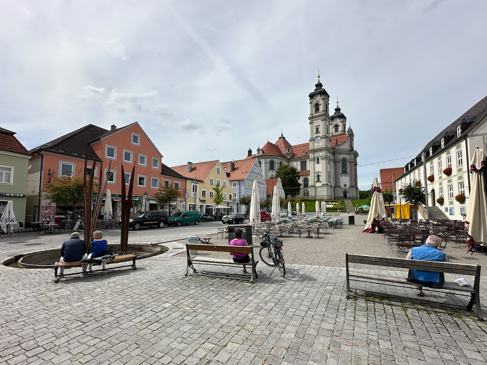 Marktplatz in Ottobeuren mit Basilika Marktplatz in Ottobeuren mit Basilika