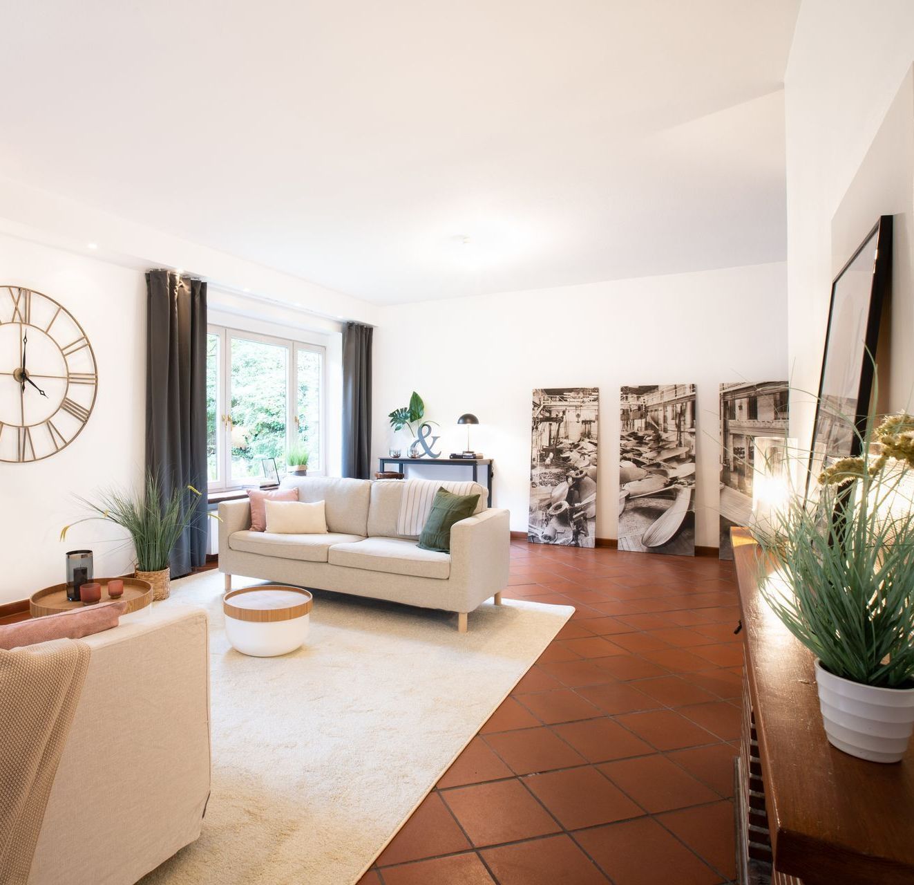 Erfolg durch Home Staging – Immobilienverkauf in Hamburg optimieren Maximaler Verkaufserfolg für Ihre Immobilie! Lassen Sie Raumschloss Ihre Wohnung oder Ihr Haus mit professionellem Home Staging optimal präsentieren. Unsere erfahrenen Designer bereiten Ihre Räumlichkeiten so vor, dass sie potenzielle Käufer anziehen und den Wert Ihrer Immobilie steigern.