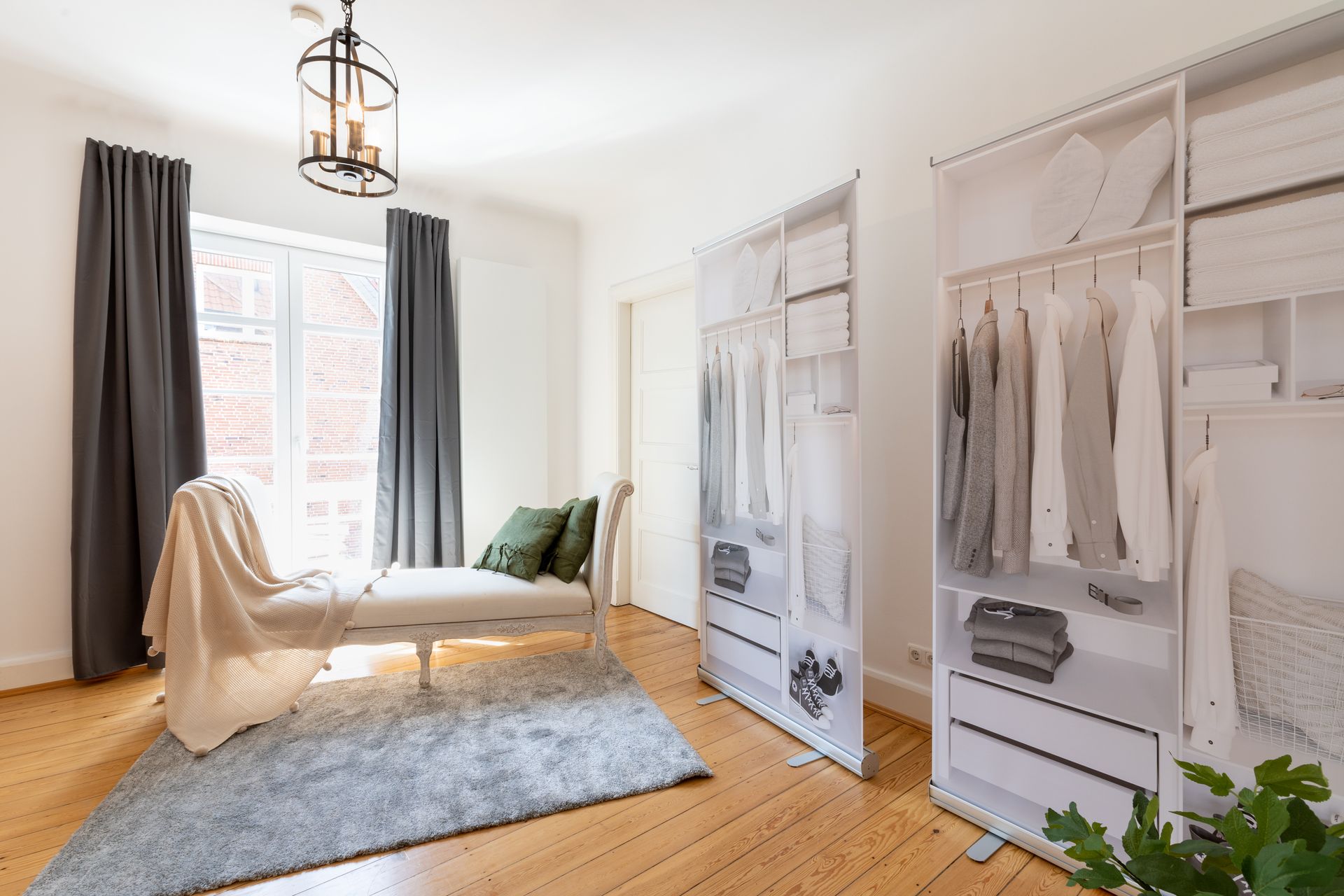 Profitieren Sie von den Vorteilen des Home Staging mit Raumschloss! Statistiken zeigen, dass Home Staging die Verkaufszeit Ihrer Immobilie deutlich verkürzen und einen höheren Verkaufspreis erzielen kann. Überzeugen Sie mit einem perfekt inszenierten Raum und starten Sie noch heute mit Ihrer Immobilienvermarktung!