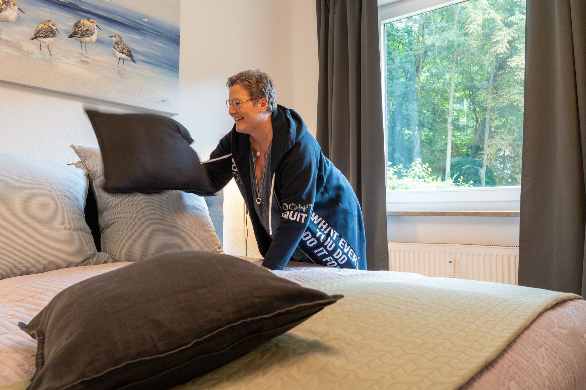 Professionelle Einrichtung für Ihre Ferienwohnung – Raumschloss an Ihrer Seite Raumschloss hilft Ihnen, Ihre Ferienwohnung in eine einladende Unterkunft zu verwandeln. Mit unserem professionellen Einrichtungsservice gestalten wir jedes Detail, um eine Wohlfühlatmosphäre für Ihre Gäste zu schaffen. Vertrauen Sie unserem Know-how für eine stilvolle und funktionale Einrichtung!