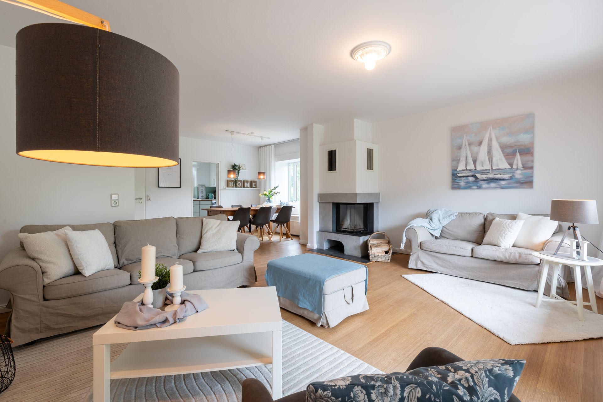 Maßgeschneiderte Einrichtungskonzepte für Ihre Ferienwohnung Suchen Sie nach der perfekten Einrichtung für Ihre Ferienwohnung? Unsere maßgeschneiderten Einrichtungskonzepte von Raumschloss® ermöglichen es Ihnen, Ihre Immobilie optimal zu gestalten. Wir besprechen gemeinsam Ihre Wünsche und setzen diese kreativ um, um Ihre Gäste zu begeistern!