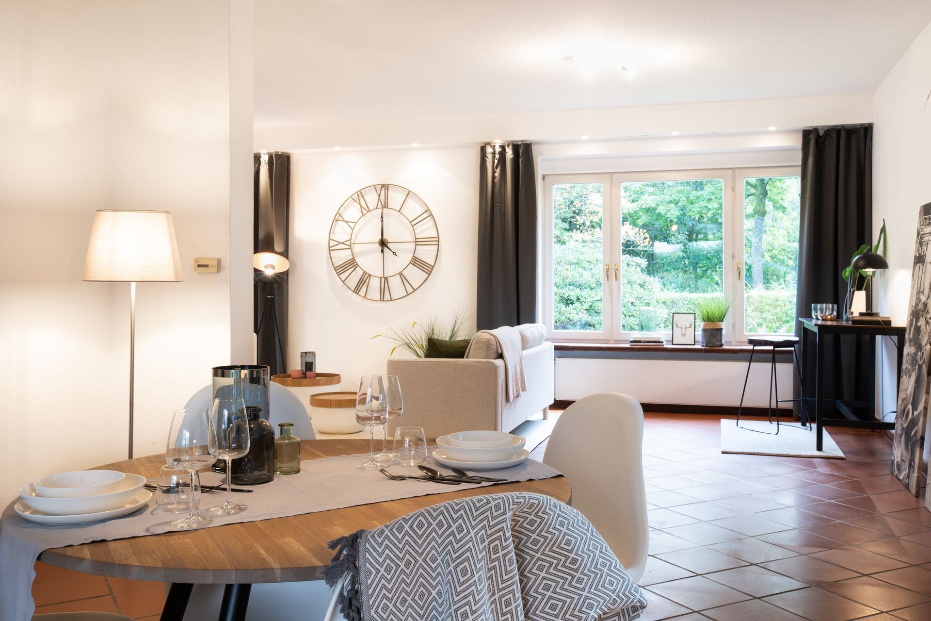 Schlüsselfertige Einrichtung für Ihre Ferienwohnung – Stressfrei vermieten mit Raumschloss Mit unserem schlüsselfertigen Einrichtungsservice verwandeln wir Ihre Ferienwohnung in kürzester Zeit in eine attraktive Unterkunft. Raumschloss sorgt dafür, dass Ihre Immobilie sofort vermietbar ist, während Sie sich entspannt zurücklehnen können.