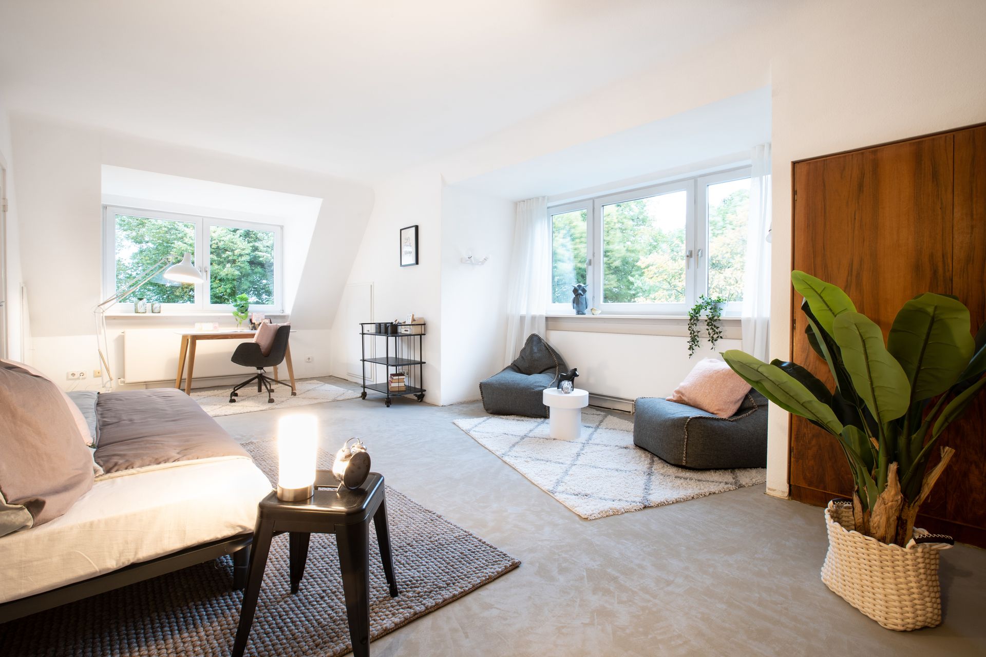 Individuelle Raumplanung für Ihre Ferienwohnung – Passgenau mit Raumschloss Bei Raumschloss erhalten Sie eine maßgeschneiderte Raumplanung, die ganz auf Ihre Bedürfnisse zugeschnitten ist! Egal ob Einrichtungsberatung, Fachkonzept oder komplette Umsetzung – wir unterstützen Sie auf jedem Schritt zur perfekten Ferienwohnung. Lassen Sie uns gemeinsam Ihre Traumunterkunft gestalten!