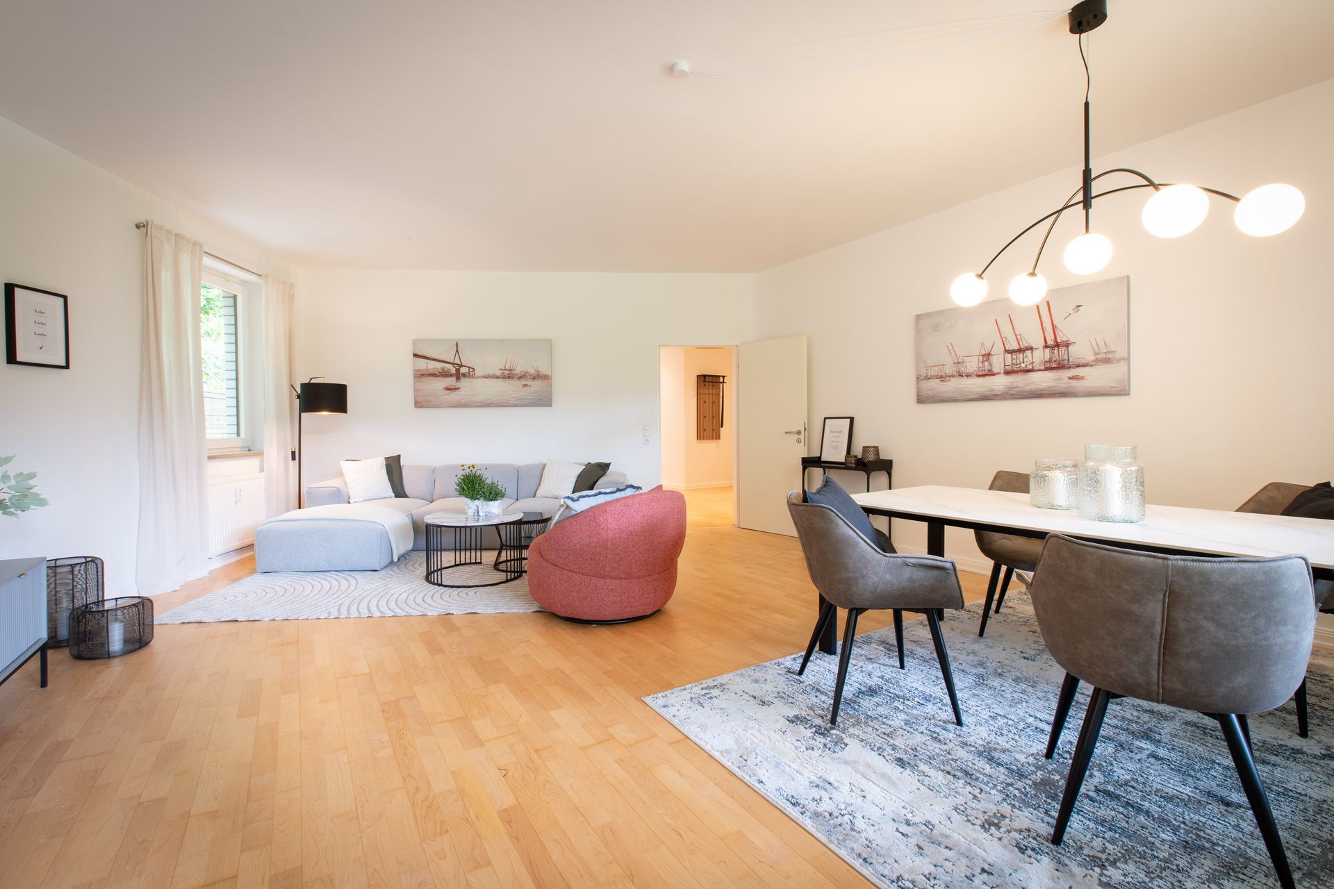 Von der Idee zur Traumunterkunft – Einrichtungsservice für Ferienwohnungen Raumschloss bietet Ihnen einen Rundum-Service für die Einrichtung Ihrer Ferienwohnung! Von der ersten Konzeptidee bis zur schlüsselfertigen Umsetzung – wir begleiten Sie in jedem Schritt. Entdecken Sie, wie einfach es ist, Ihre Immobilie für die Ferienvermietung vorzubereiten.