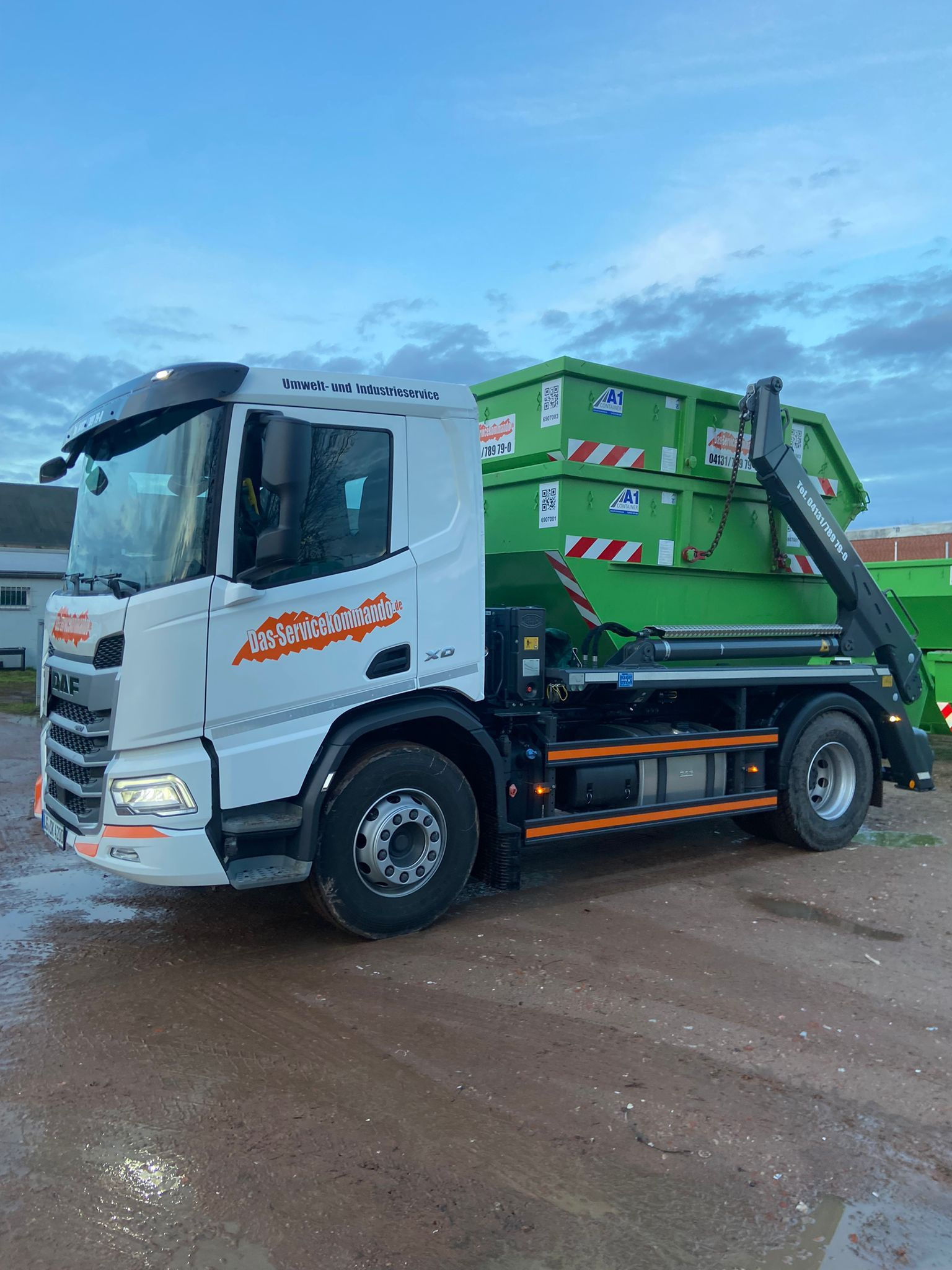 LKW mit Schuttmulde
