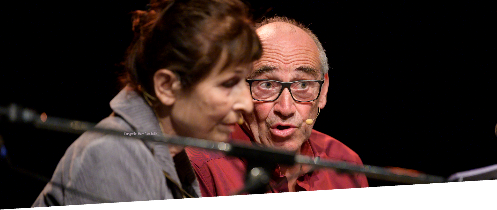 Ein Mann trägt etwas vor, eine Frau hört aufmerksam zu