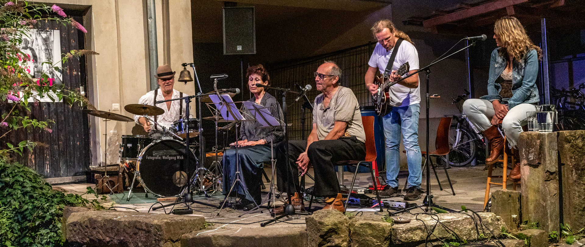 Eine Musikgruppe auf der Bühne