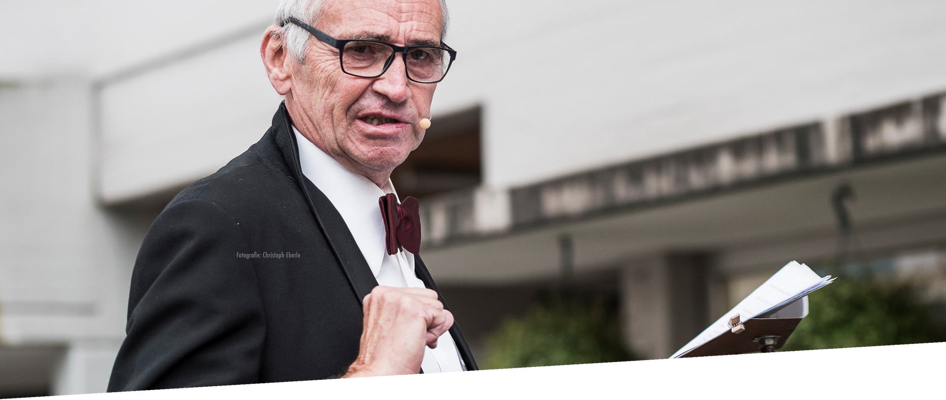 Ein Mann trägt ein Gedicht vor