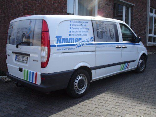 Fahrzeugbeschriftung mit Lochfolie auf den Scheiben Fahrzeugbeschriftungen mit Lochfolie auf den Scheiben