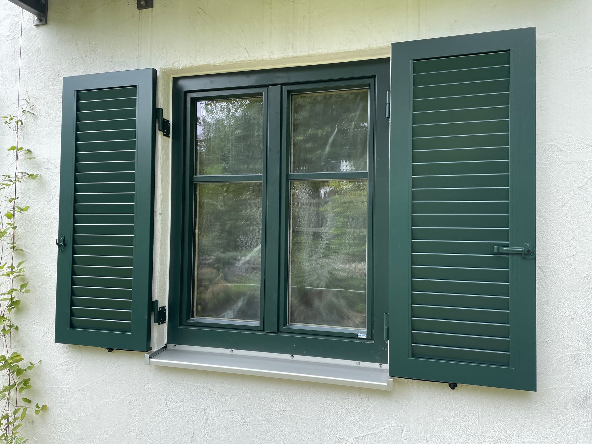 Kunststoff-Alufenster in grün mit Alufensterläden | Schreinerei Weber Bischofsmais