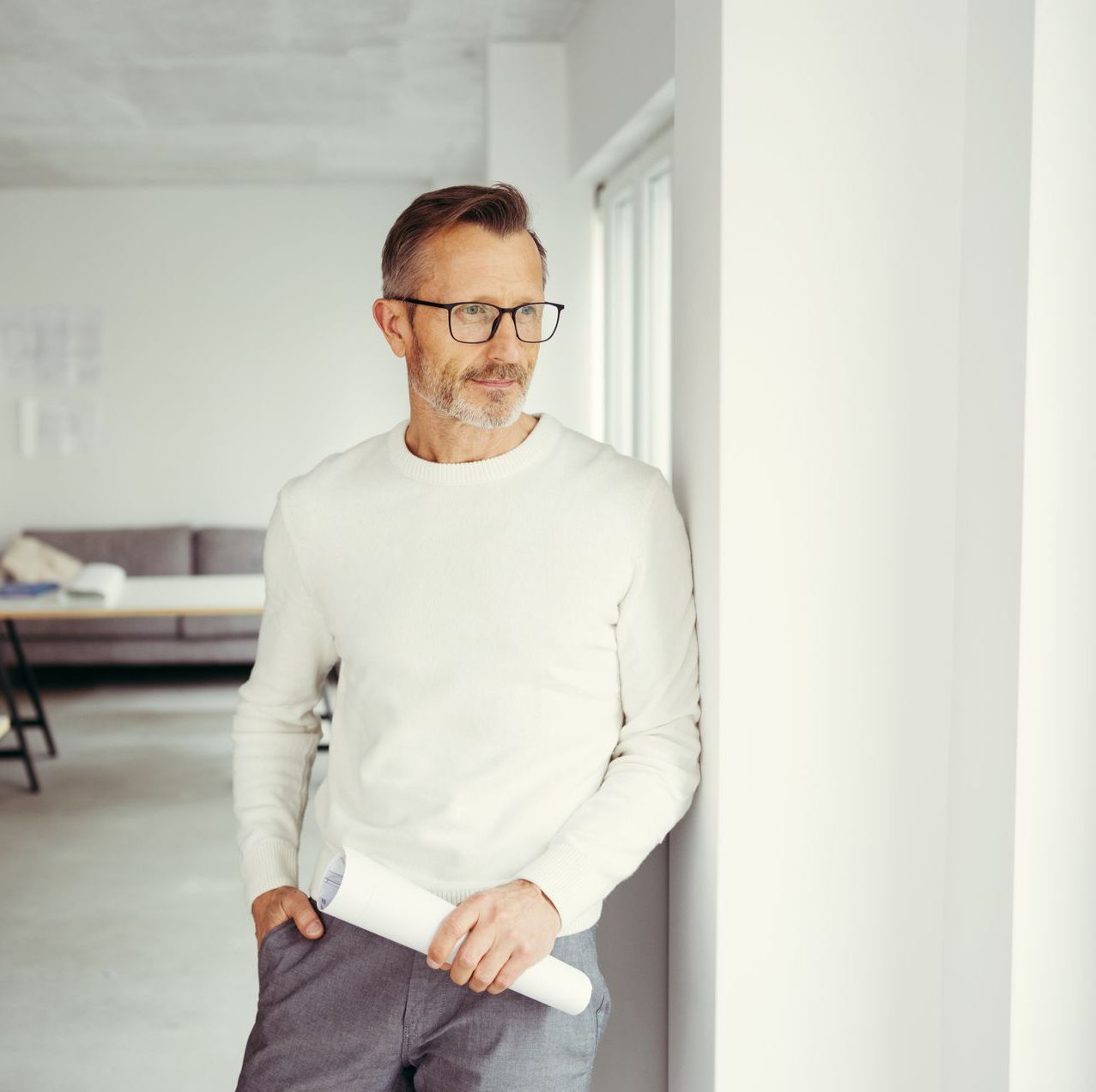 Mann schaut nachdenklich