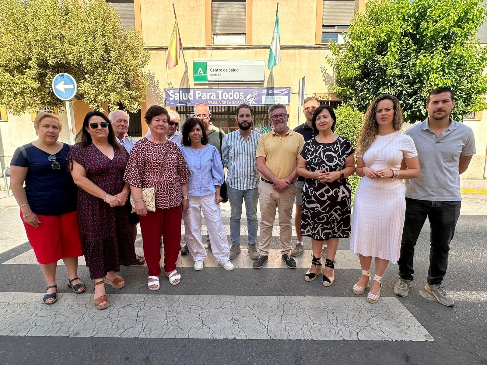 Componentes del PSOE a las puertas del Centro de Salud de Santa Fe. Foto: PSOE Santa Fe