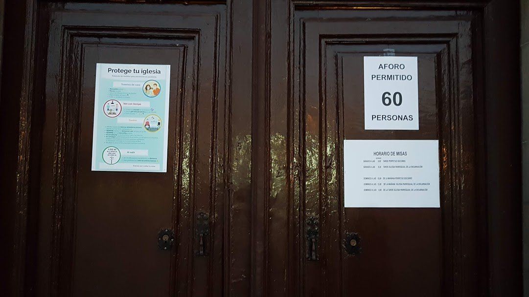 Imagen de los carteles situados en la puerta de la Parroquia de la Encarnación Imagen de los carteles situados en la puerta de la Parroquia de la Encarnación
